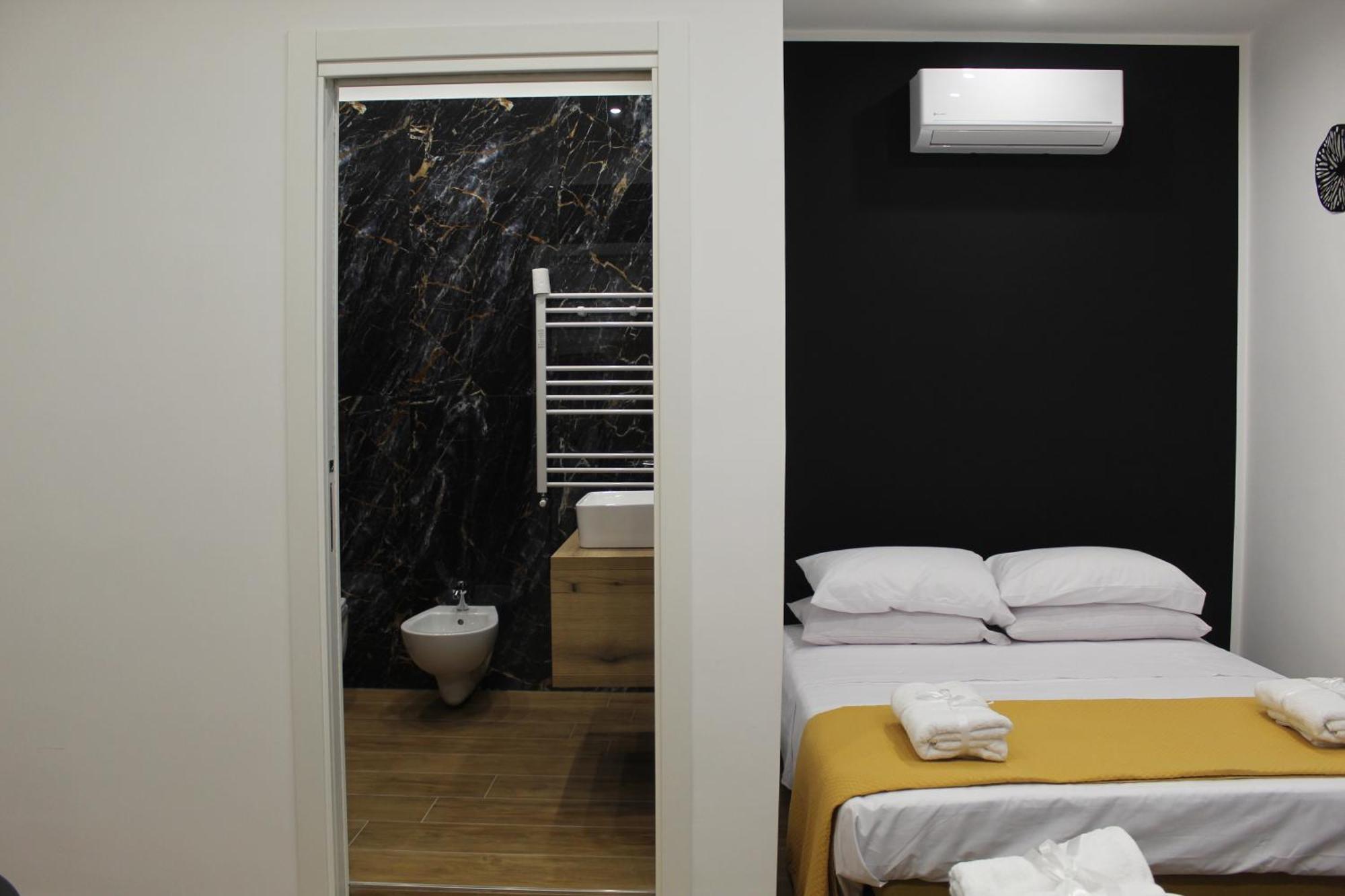 Blackwoody Contemporary Rooms - Napoli Centro Storico Esterno foto